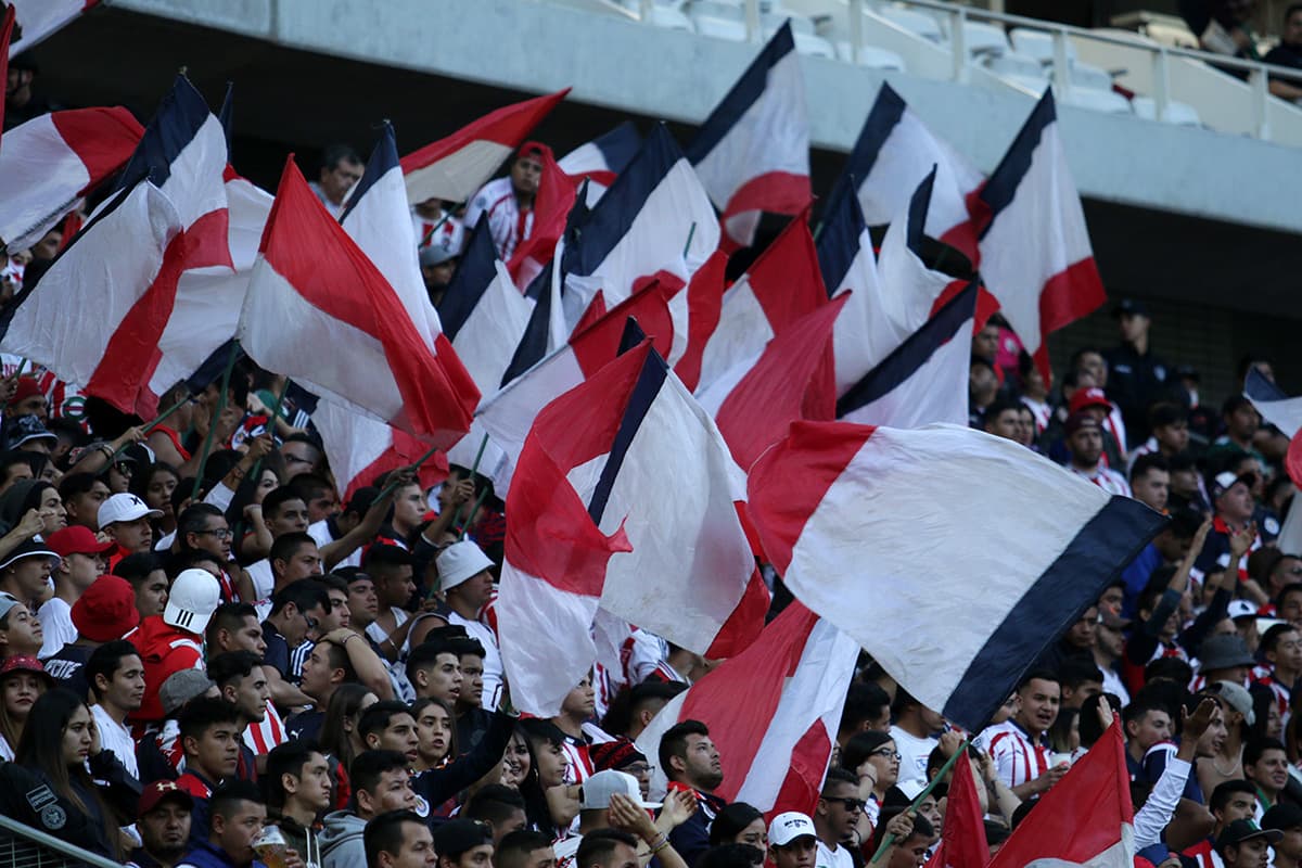 En gran número acudieron los fanáticos de la tribuna popular de Chivas en el Estadio Akron.
