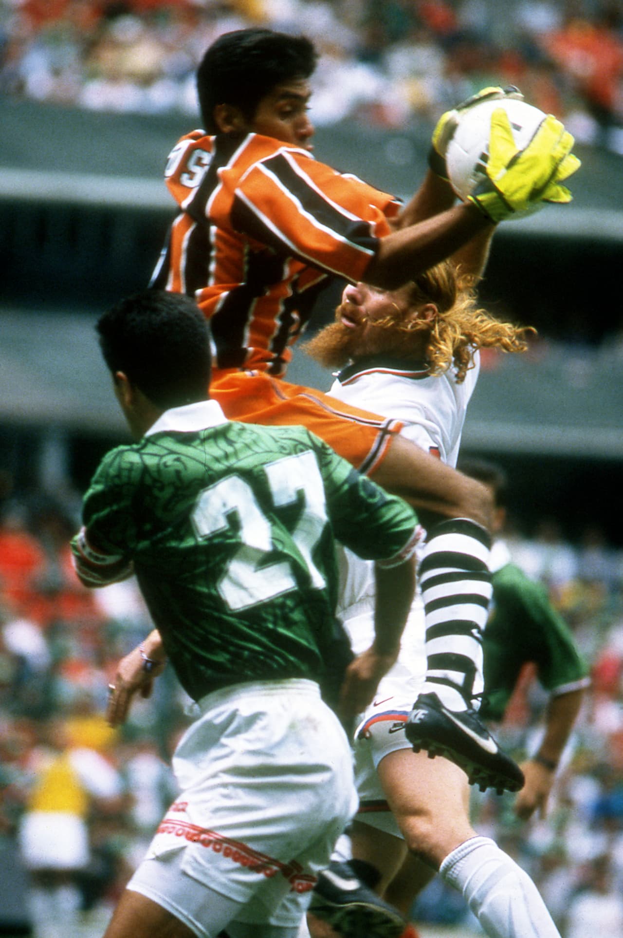 Alexi Lalas asaltó la cabaña defendida por Jorge Campos, quien valiente logró detener todo el peligro.