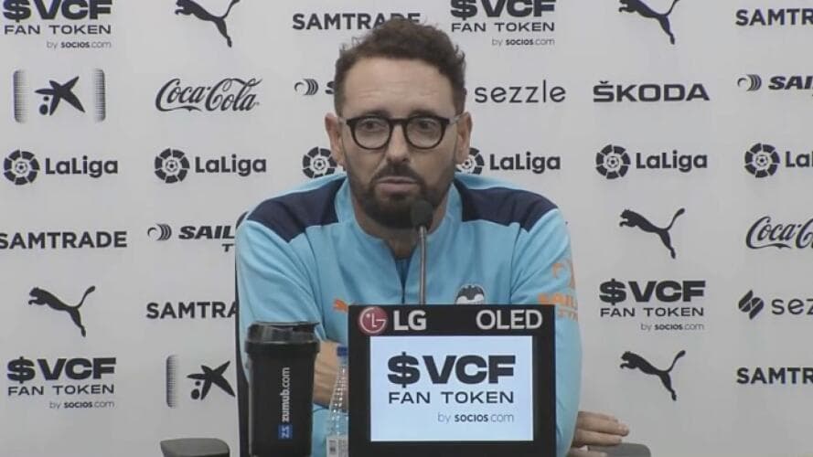 ¿Y el Fair Play? El DT del Valencia cuestiona fichajes del Barcelona