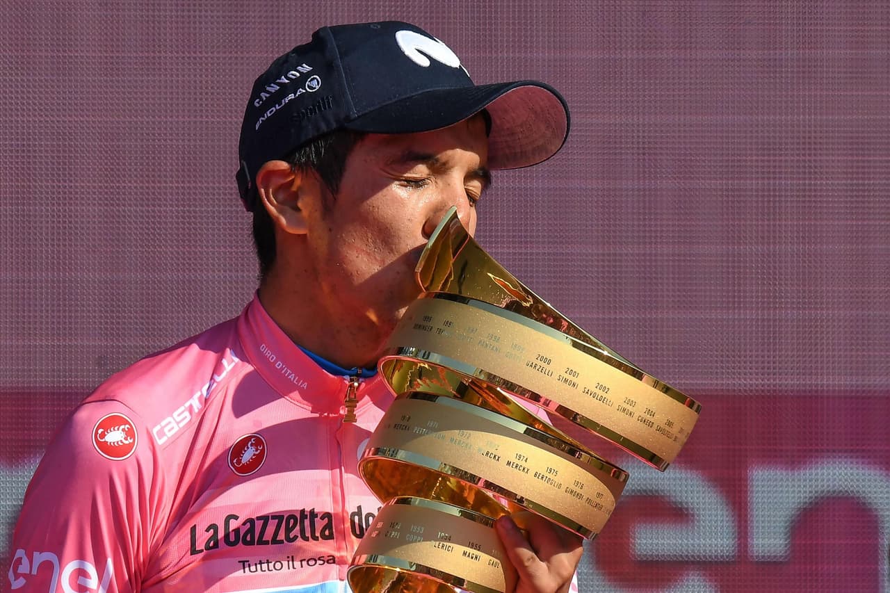 Richard Carapaz celebra con su trofeo que lo acredita como campeón del Giro de Italia 2019.
