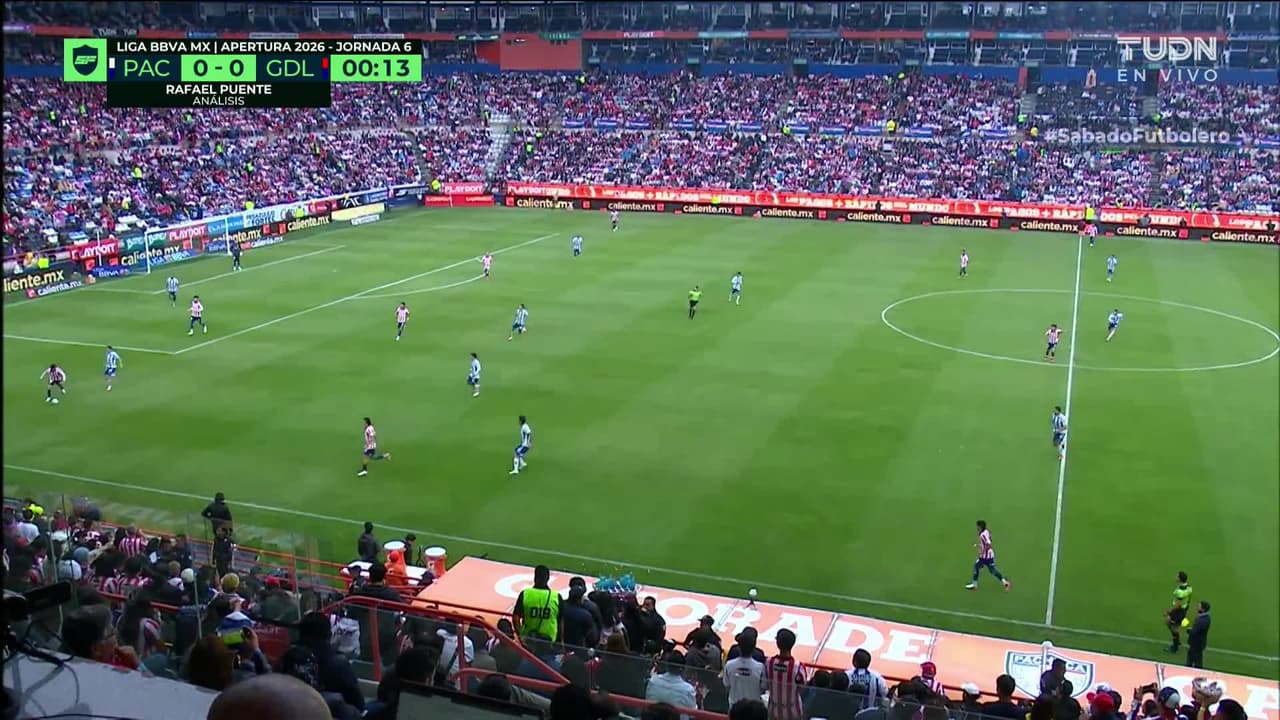 Arranca el partido y la pelota está en juego.