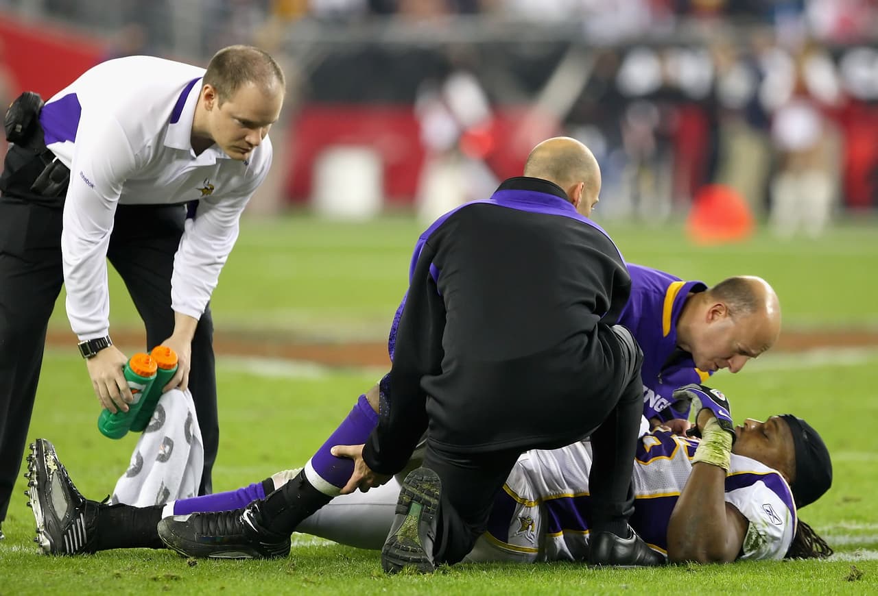 El
<b>6 de diciembre de 2009</b> el linebacker de los Minessota Vinkings,
<b>E.J. Henderson,</b> fue víctima de una durísima lesión en un juago ante los Arizona Cardinals, la cual lo dejó por fuera de los campos por un año. Cuando buscaba tomar a Tim Hightower, el jugador quedó con su pierna atrapada entre su compañero Jamarca Sanford y el gramado, generándole una fractura del femur de su pierna izquierda.