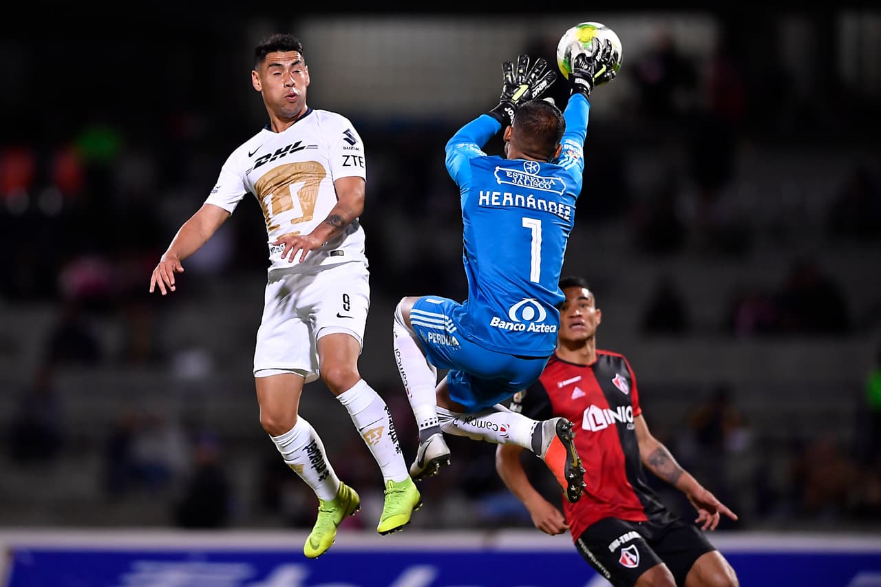 Pero Pumas lanzaba tibios centros al área buscando un remate de cabeza de Felipe Mora o bien el error del portero Hernández. Pero ni una ni la otra cosa pasaron.