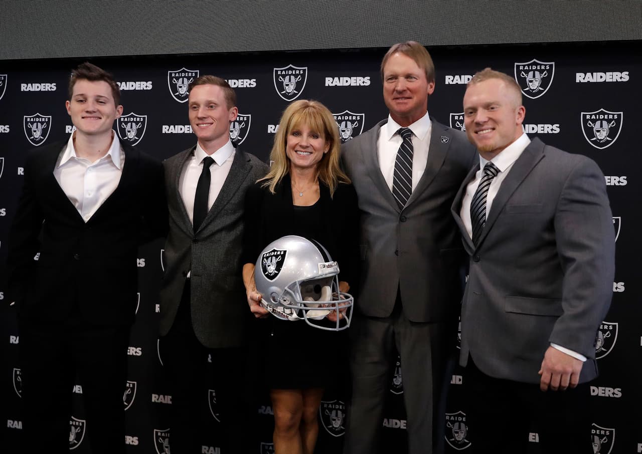 Jon Gruden durante su presenteación como nuevo head coach de los Oakland Raiders.
