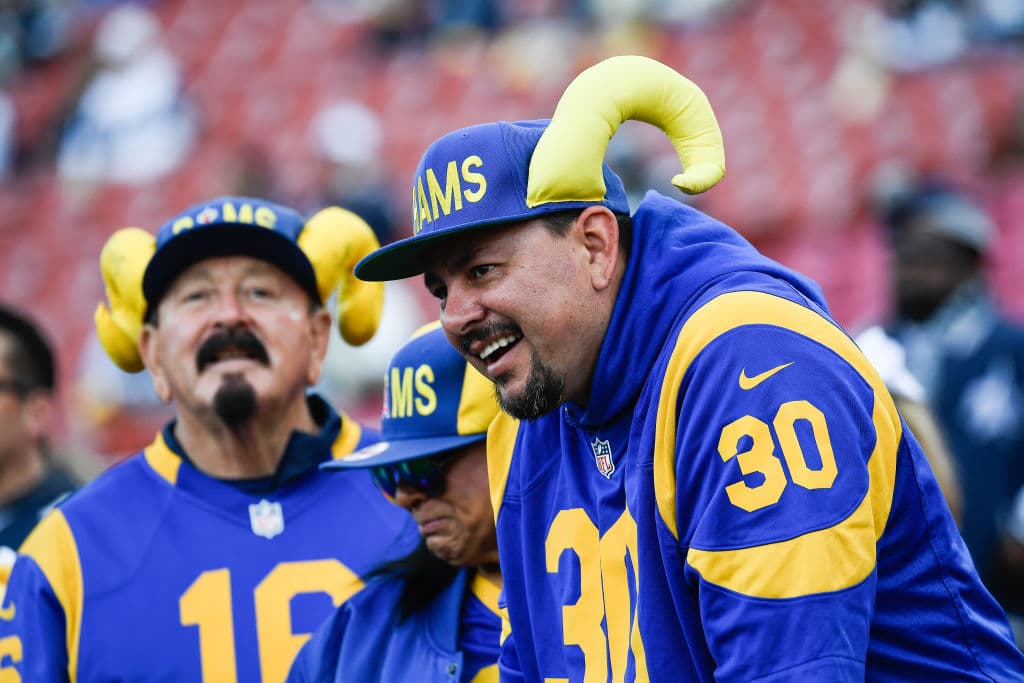 Los fanáticos de Los Angeles Rams apoyando a su equipo contra Dallas Cowboys.