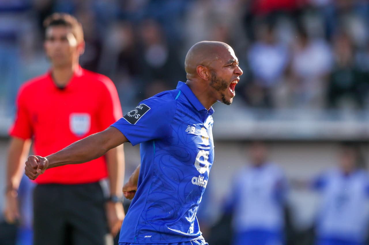 El argelino Yacine Brahimi (centro) marcó el primer gol de la tarde apenas a los 14 minutos de juego.