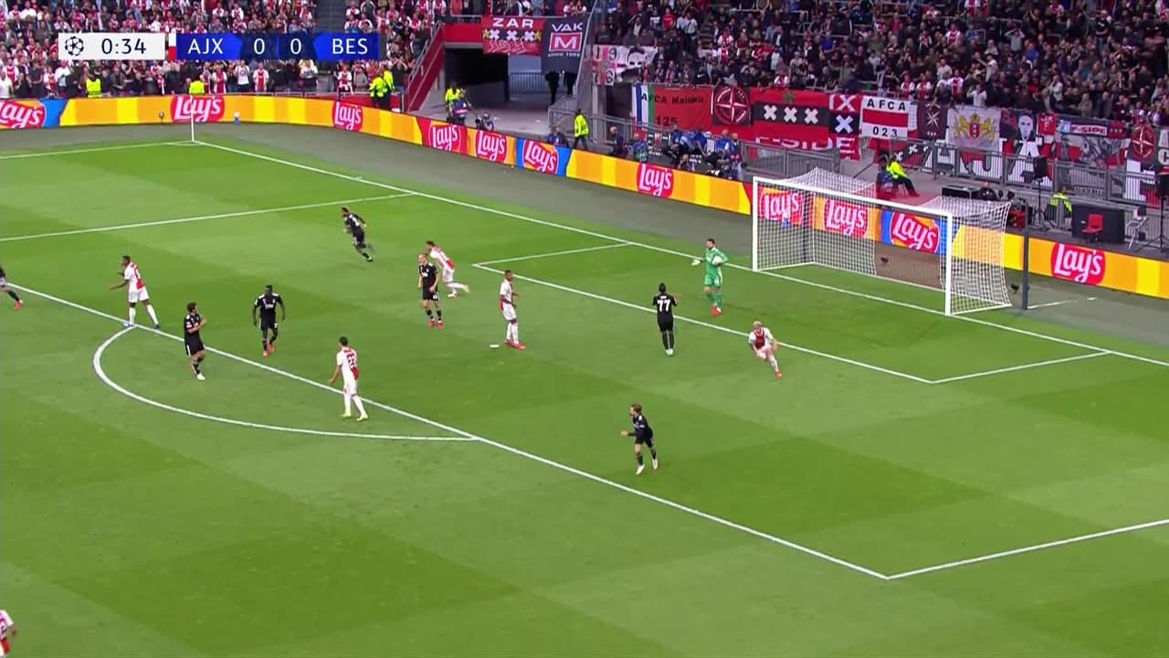 ¡TIRO ATAJADO! disparo por Ryan Gravenberch.