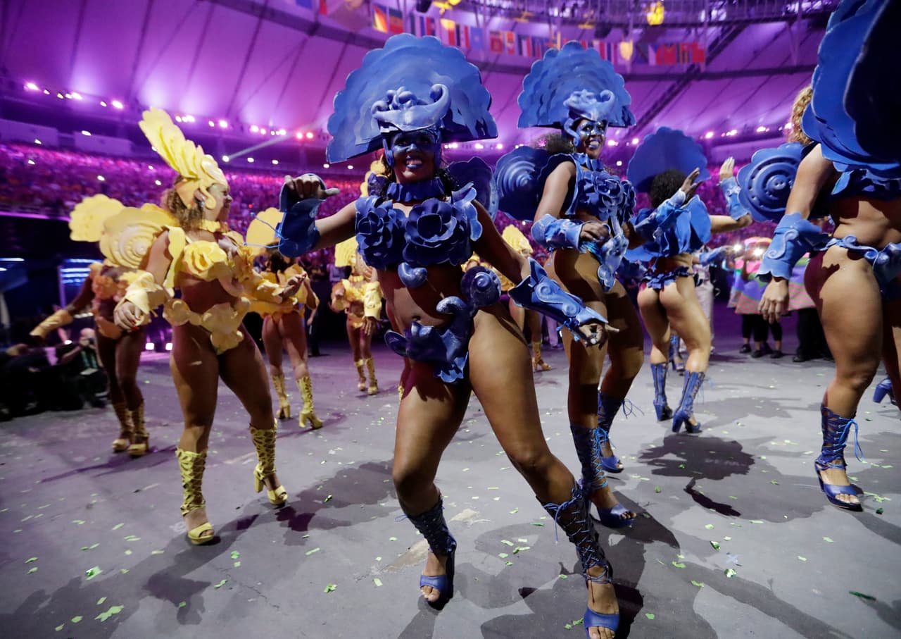 Más de 400 participantes en el carnaval de samba previo al encendido del pebetero olímpico.