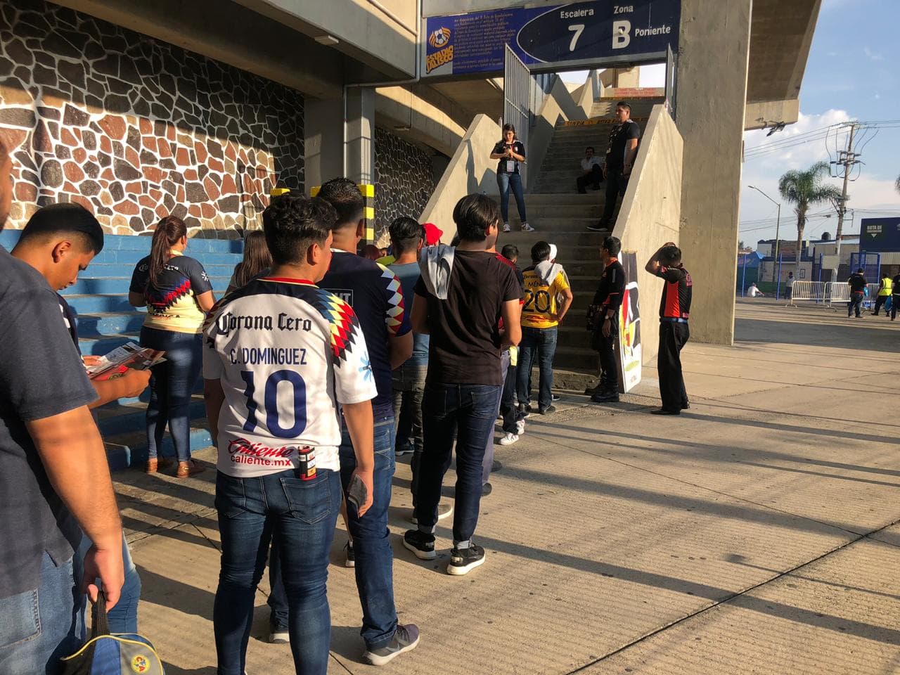 Los aficionados llegan a tiempo para disfrutar el cotejo.