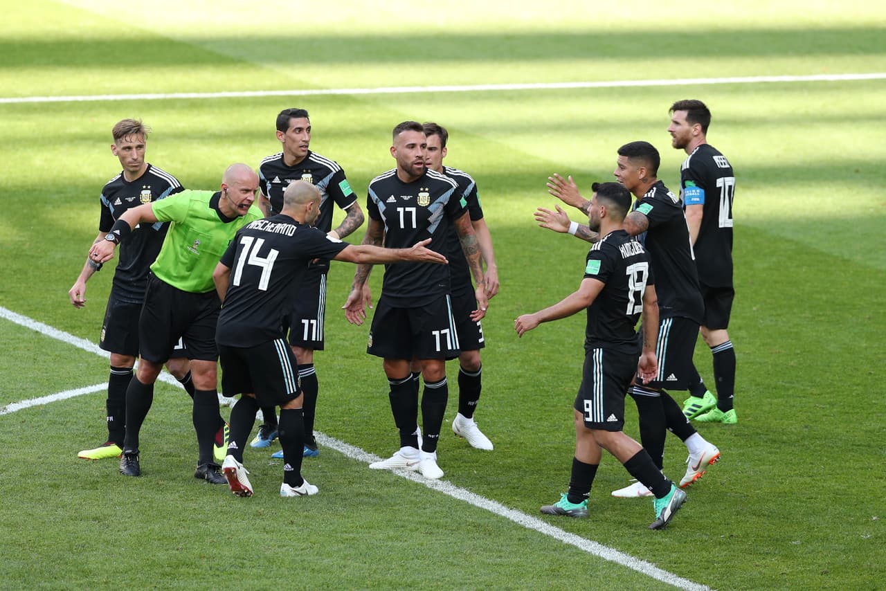 Argentina protestó una jugada de penalti luego de que accidentalmente el balón golpeó en la mano de un islandés, pero el árbitro polaco Szymon Marciniak advirtió que no hubo intención.