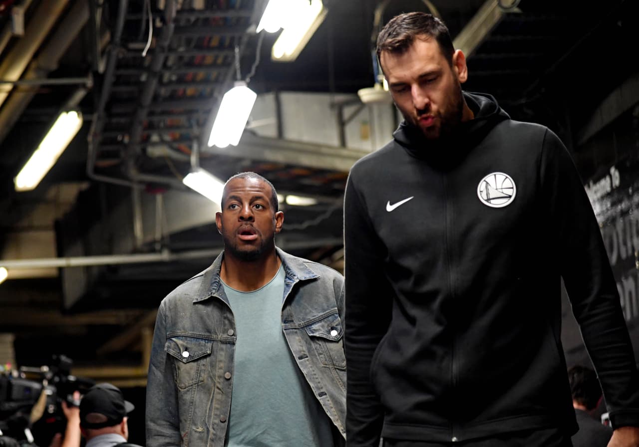 Con una inquebrantable fe de ver a su equipo campeón por primera vez, los aficionados de los Toronto Raptors se dejaron llegar de manera masiva a Scotiabank Arena para atestiguar historia. Aunque la duda se siembra ahora que está por regresar Kevin Durant para este Juego 5. Gran ambiente previo al quinto partido de las Finales de la NBA.