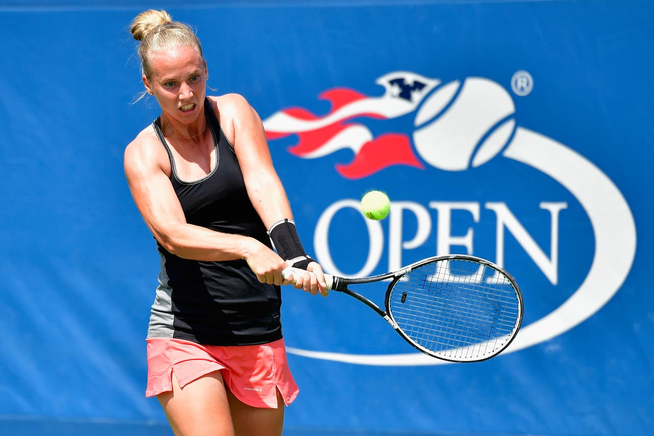 La holandesa Richel Hogenkamp cayó ante la australiana con parciales 7-5, 7-5.