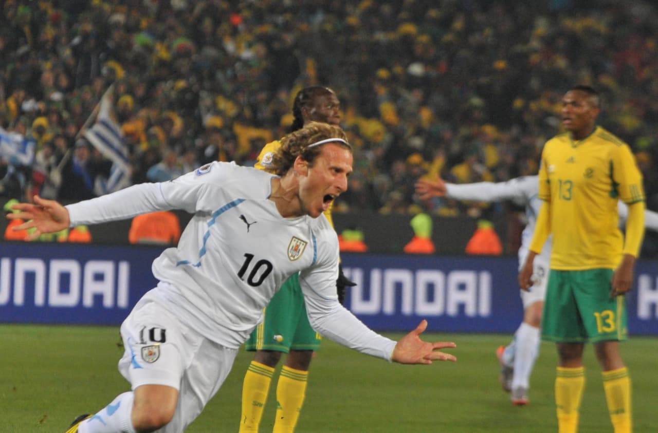 Diego Forlán fue la gran figura al marcar dos goles en la victoria de Uruguay contra Sudáfrica, el local.