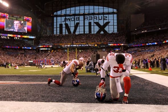 Tras el himno, llegó la patada inicial que marcó el inicio del Super Bowl XLVI.