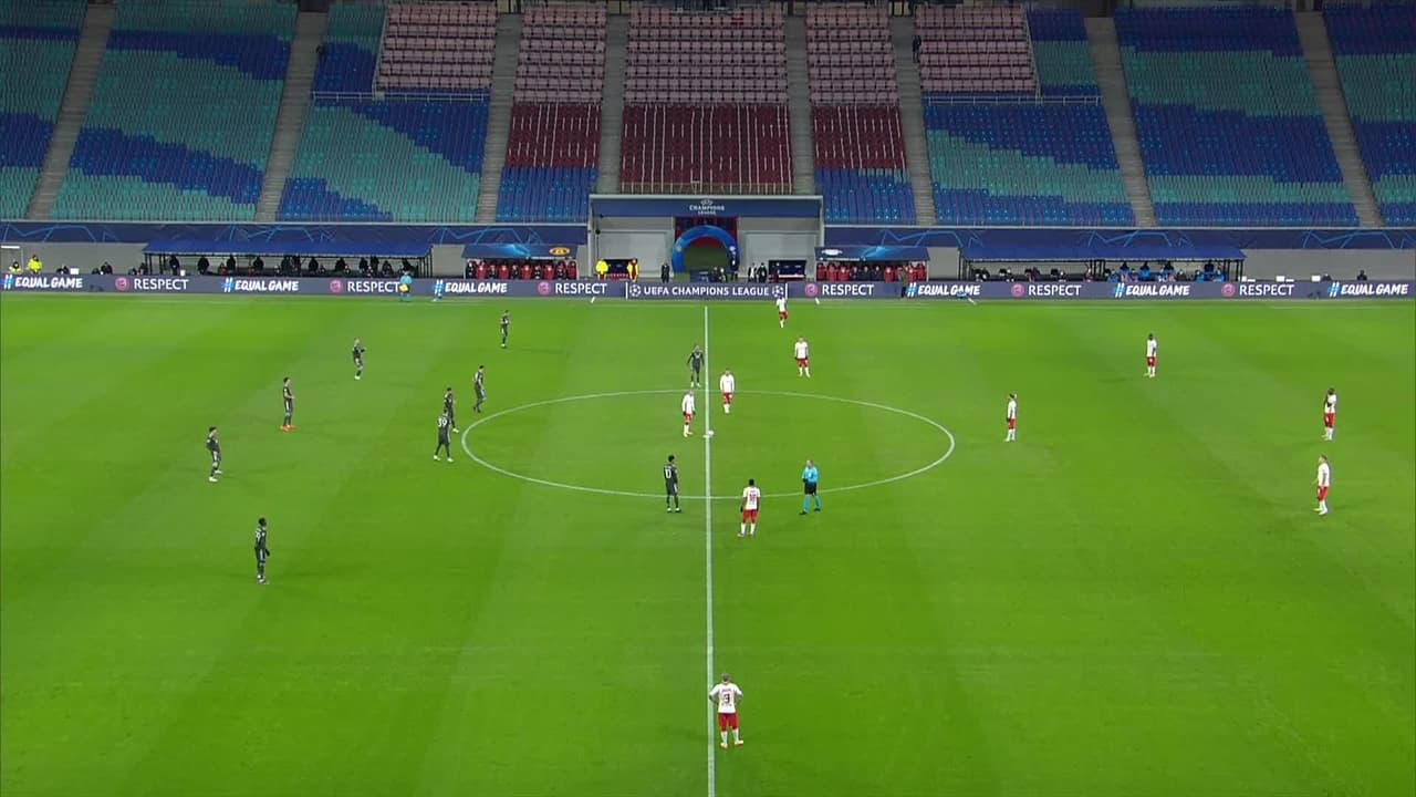 Arranca el partido y la pelota está en juego.