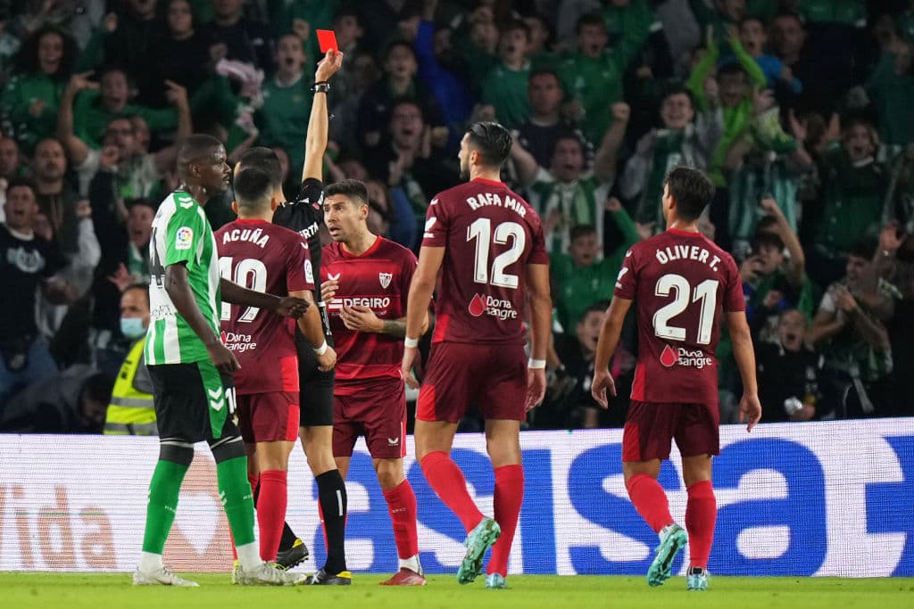 El Sevilla no pudo conseguir la victoria en el derbi ante el Betis disputado en el estadio Benito Villamarín, que acabó con empate a uno y con tres expulsiones, dos en la primera parte, una para cada equipo, y otra local en los inicios de la segunda.