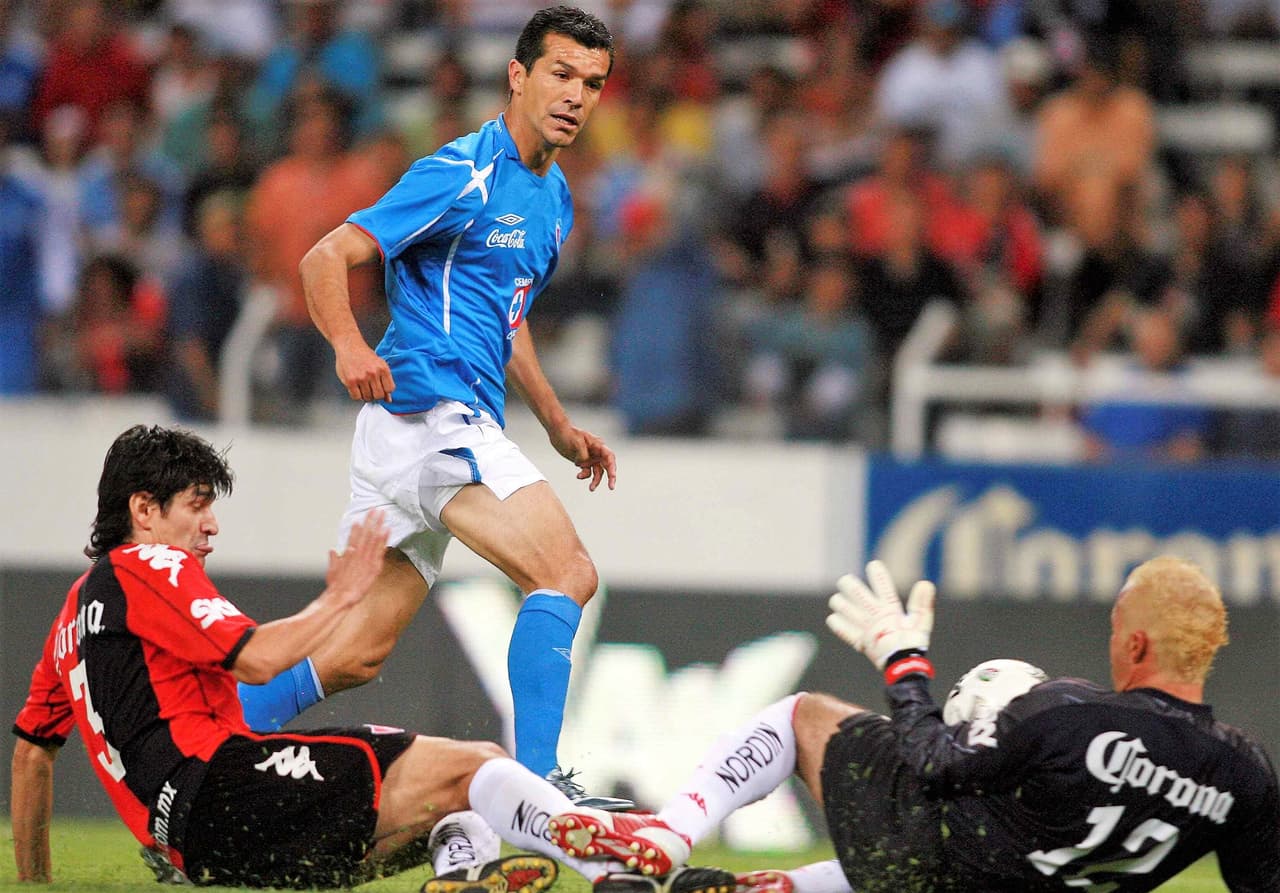 De regreso en el fútbol mexicano, el sinaloense formó parte del Cruz Azul. Con La Máquina disputó 26 encuentros y marcó siete anotaciones. Todo esto en 2007.