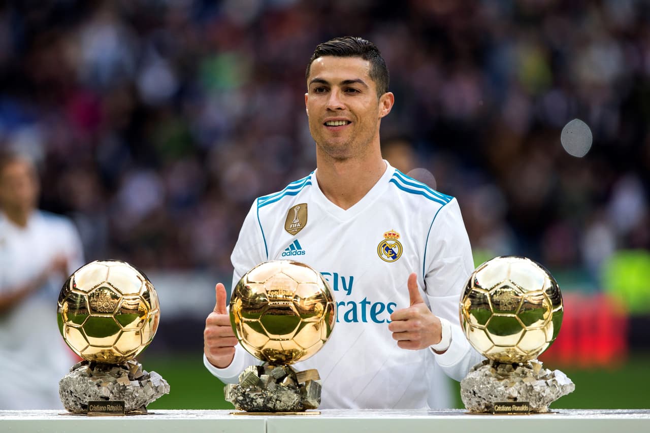 Como ya es costumbre, Cristiano fue homenajeado antes de comenzar el partido y posó junto a sus cinco trofeos.