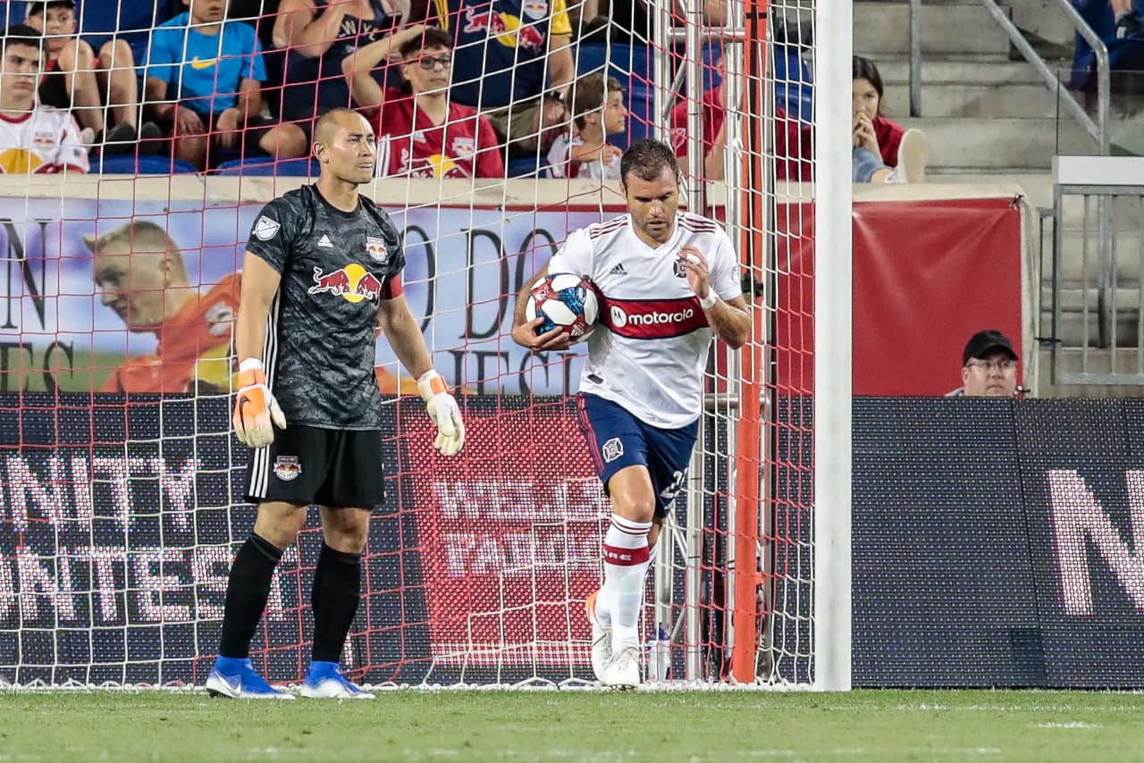 El delantero húngaro Nemanja Nikolic (centro) descontó al 81' para Chicago Fire.