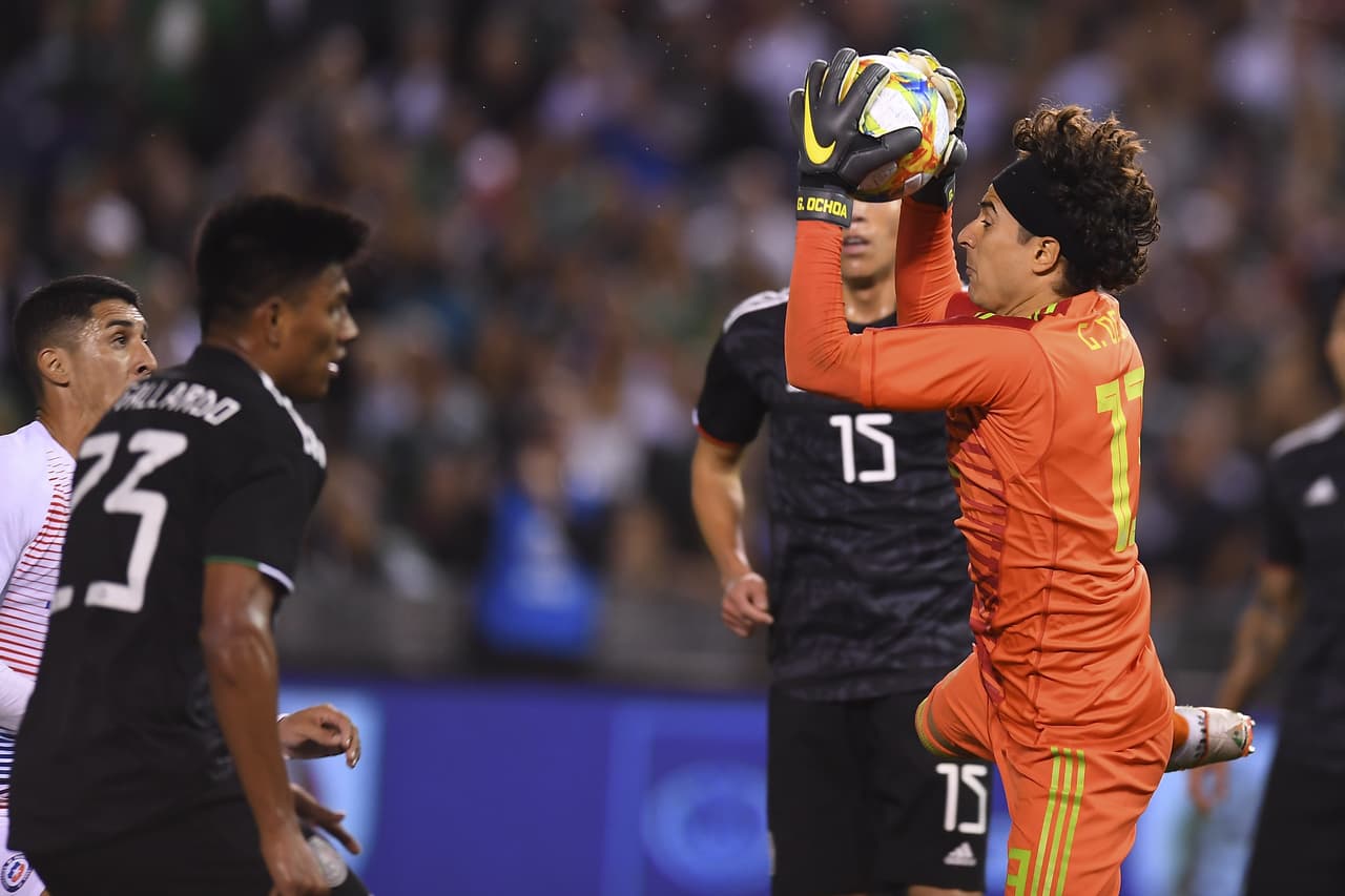 Al minuto 13 el arquero Guillermo Ochoa salvó a México del primer gol de la Roja con un auténtico paradón.