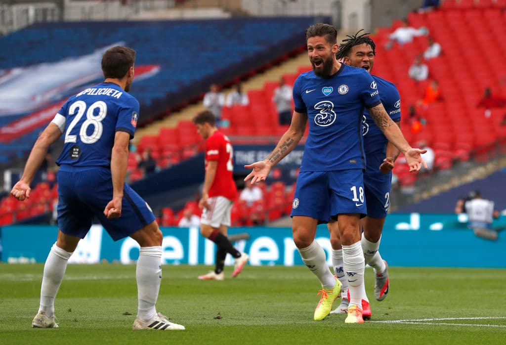 Manchester United 1-3 Chelsea | Oliver Giroud (45+11’) adelantaba a los de Lampard. Mount (46’) hizo el segundo y Maguire (74’) sepultó a los de Manchester con un autogol. El descuento llegó de los botines de Bruno Fernandes quien cobró una pena máxima. Chelsea se enfrentará al Arsenal en la final de la FA Cup, una de las competiciones más añejas del futbol mundial.