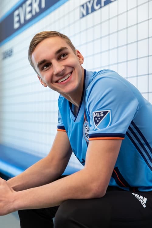 Los tonos complementarios son el azul marino y el naranja, colores que identifican a la ciudad de Nueva York.