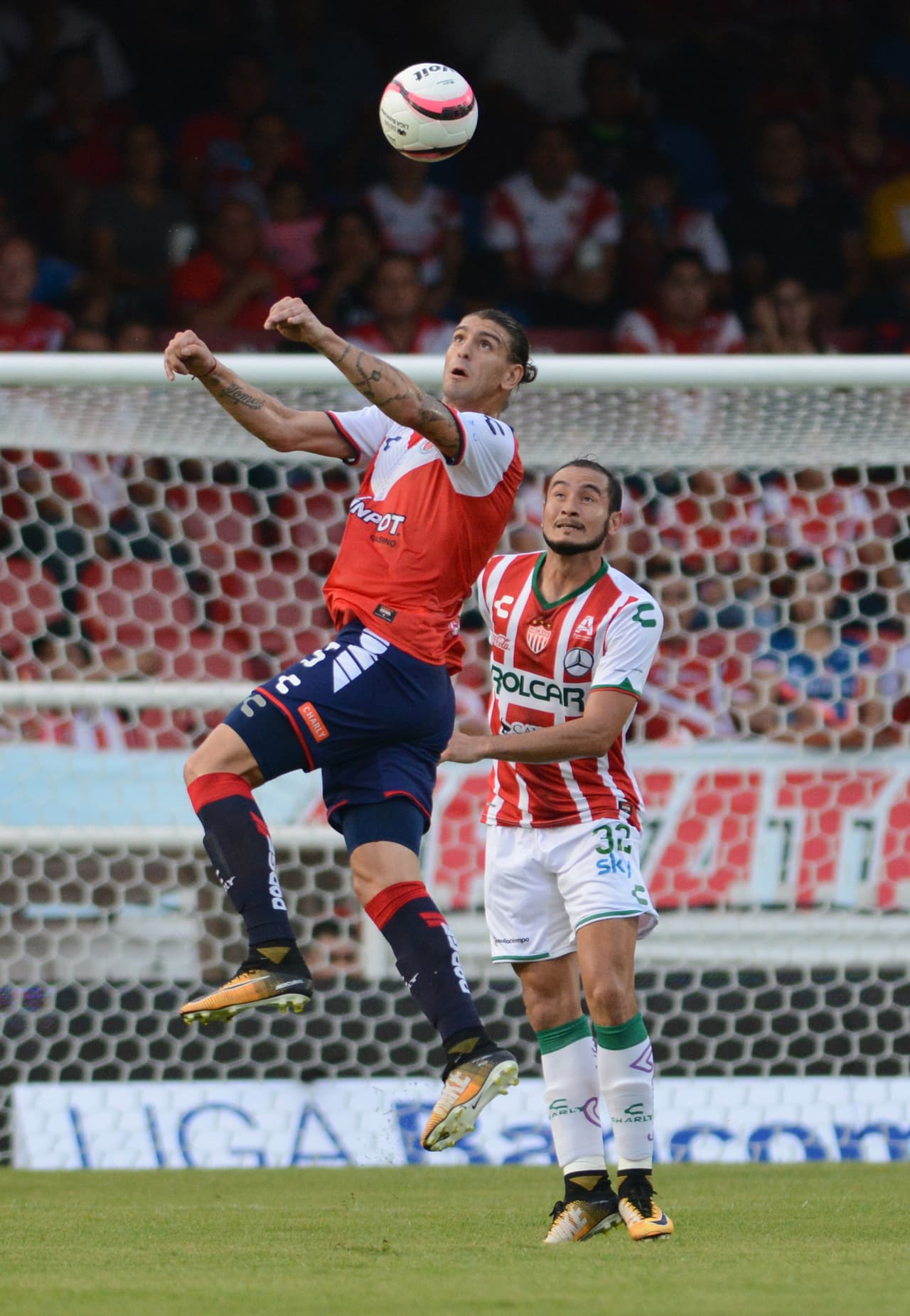 Muchos choques y muchos pases imprecisos fue la constante durante el segundo tiempo.