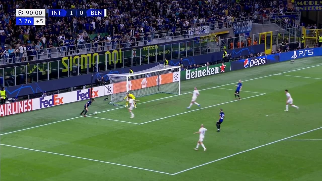 ¡TIRO ATAJADO! disparo por Lautaro Martínez.