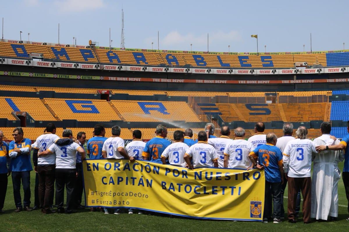 En el 'Volcán' se reunieron jugadores y leyendas de Tigres para manifestar su apoyo por una pronta recuperación del exjugador y entrenador Oswaldo Batocletti, que se encuentra delicado de salud.