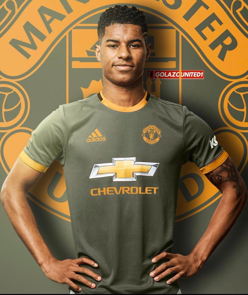 La camiseta alterna es un lujo. Sobria sin detalles y en color verde, con el cuello, la marca, el escudo y el nombre del patrocinador en naranja.