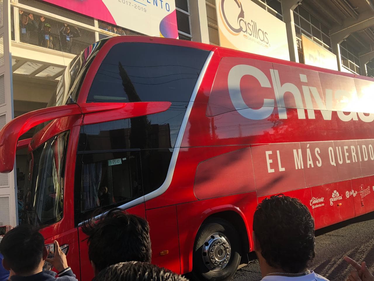 La gente comienza a llegar al Estadio Victoria para contemplar el encuentro amistoso entre Necaxa y Chivas.
