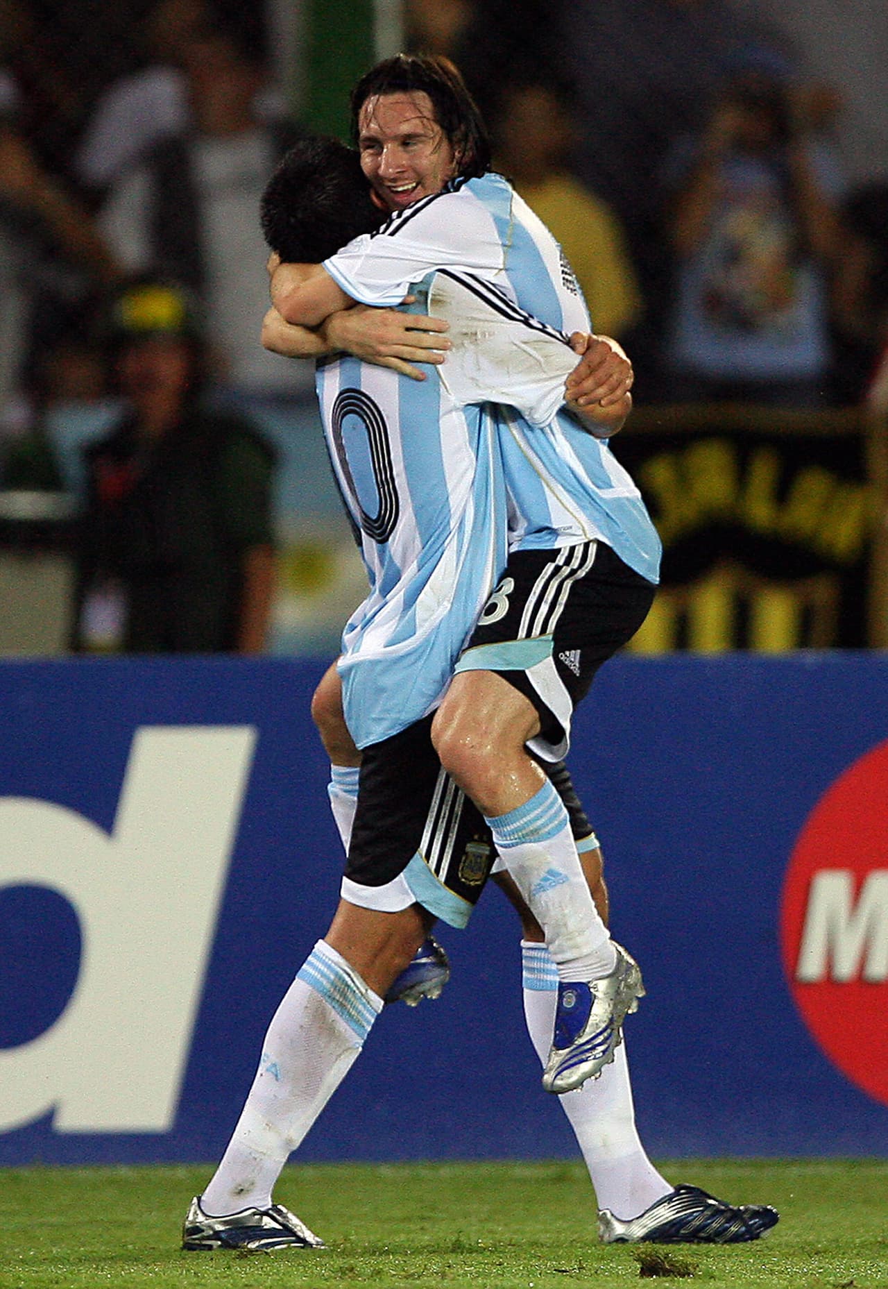 Así como la goleada 3-0 a favor de la Albiceleste en semifinales de la Copa América de Venezuela 2007 donde Messi marcó un golazo de antología definiéndole a Oswaldo Sánchez por arriba 'cuchareando' el balón.