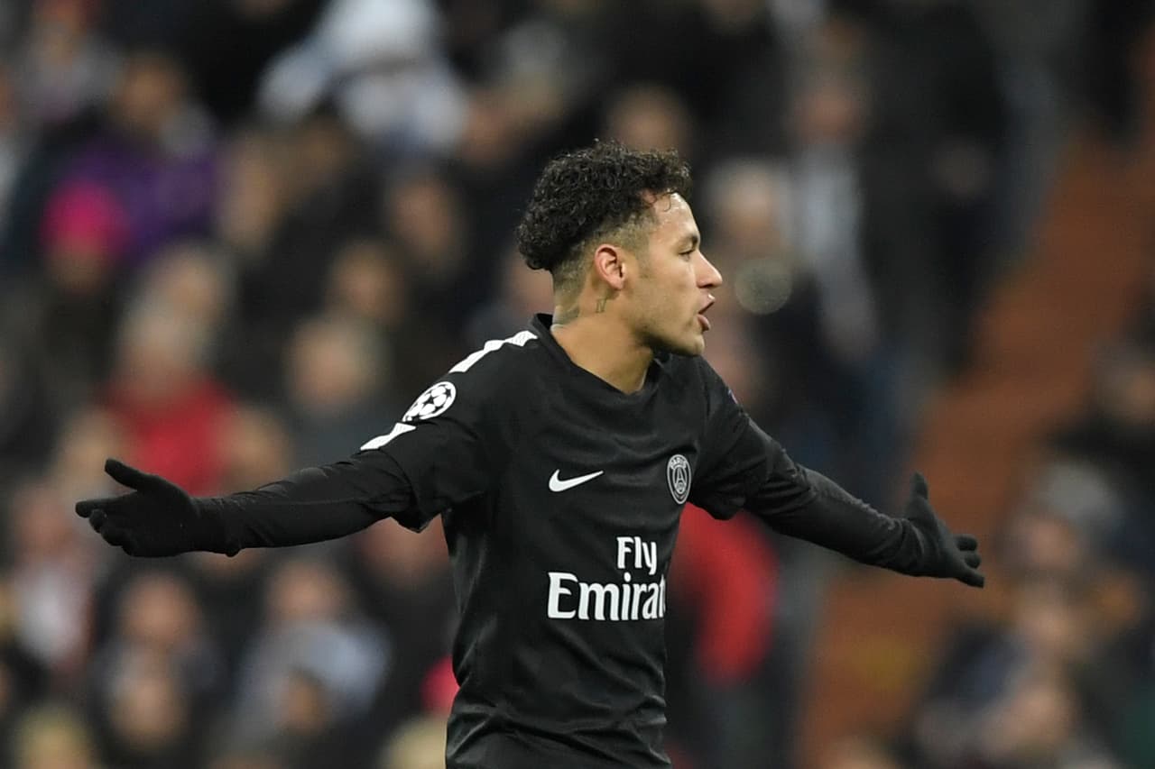 El brasileño Neymar, que fue amonestado al minuto 15, perdía precisión, pero no peligro. Por sus pies pasaban la mayoría de las acciones del club parisino.