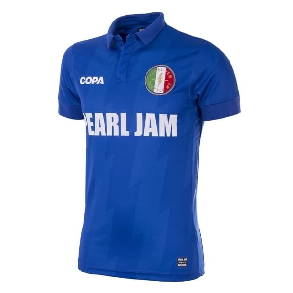 La popular banda de rock Pearl Jam anució este miércoles su nueva línea de playeras futboleras con algunos países que harán parte de la Copa del Mundo de Rusia 2018. España, Argentina, Brasil, México, Inglaterra, entre otros, hacen parte de esta hermosa colección.