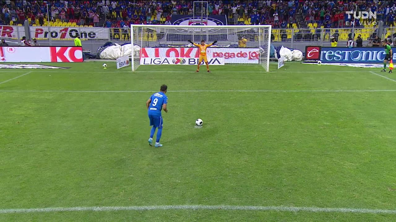 ¡GOOOL! Ángel Romero anota para Cruz Azul.