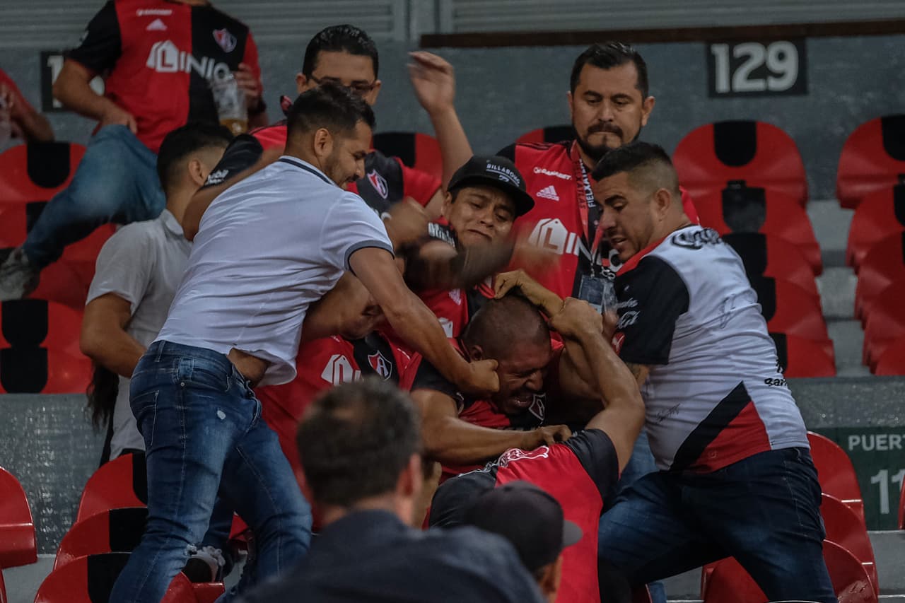 Y lo peor de todo: esa frustración ya se había traspasado a la tribuna. En ese juego ante Monarcas se suscitó una nefasta bronca en las gradas entre aficionados atlistas.