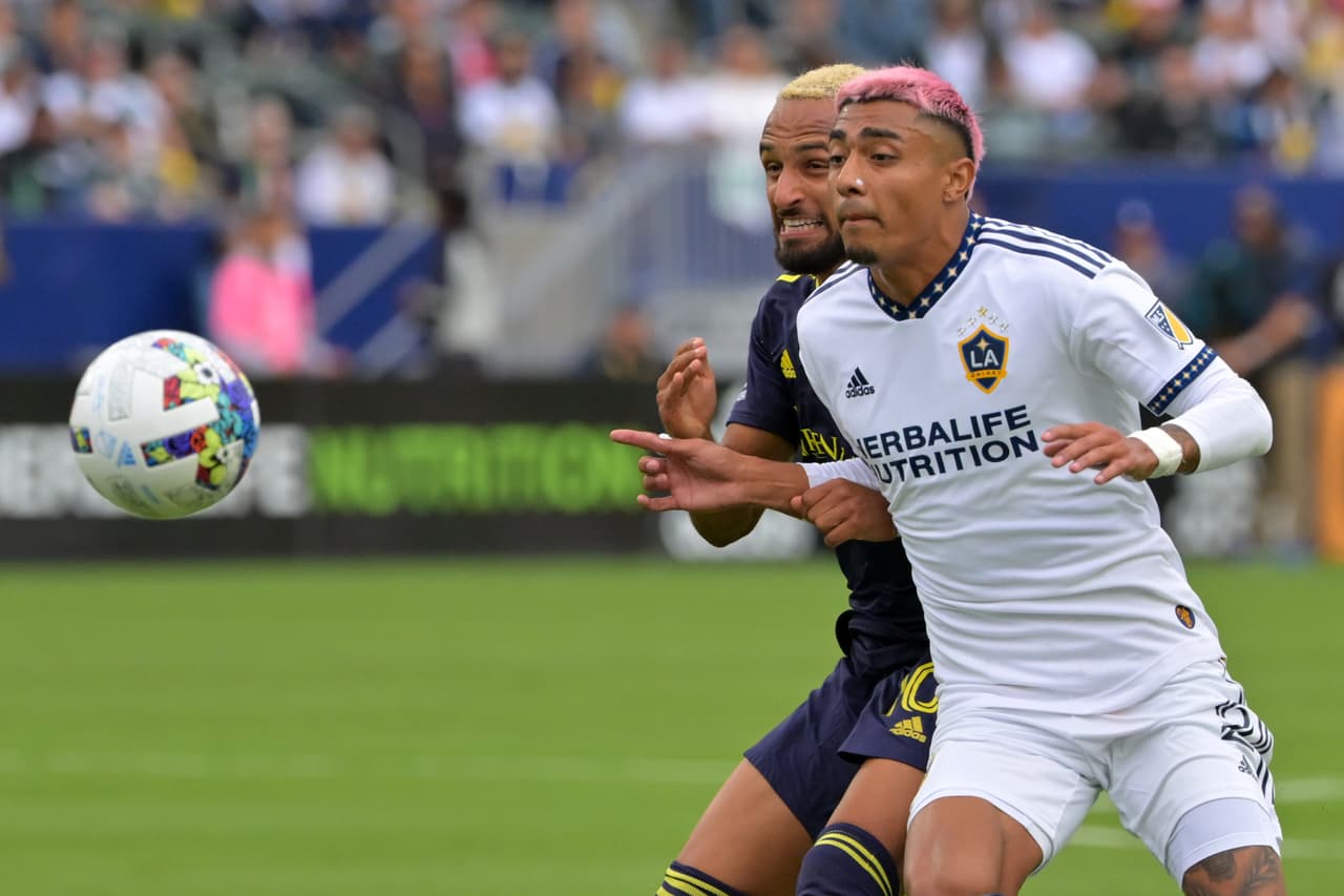 LA Galaxy venció a Nashville 1-0 en Cuartos de Final con gol de Julián Araujo; a Chicharito le anularon un gol.