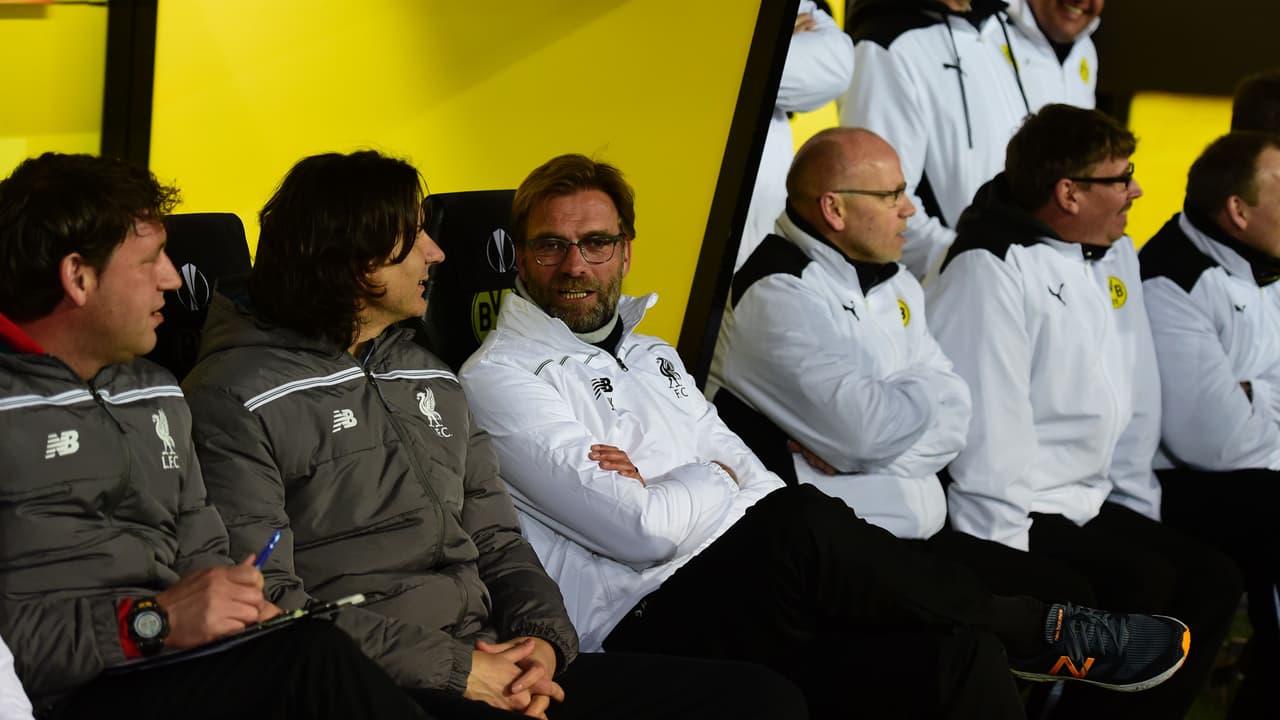 Klopp disfrutó los instantes previos al inicio del cotejo platicando junto a sus auxiliares ante el respeto que le otorgaron los seguidores al Borussia.