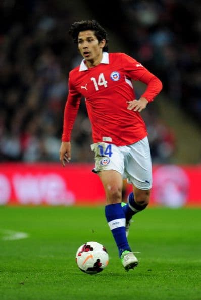 Matías Fernández.- Mediocampista ofensivo, intermitente que no logró consolidar su carrera en Europa, pero cuando se engancha con los delanteros, el equipo chileno incrementa sus opciones de gol.