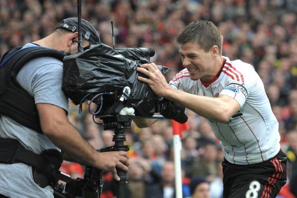 Los seguidores del Liverpool que acudieron a Old Trafford no podían creer lo que sucedía.