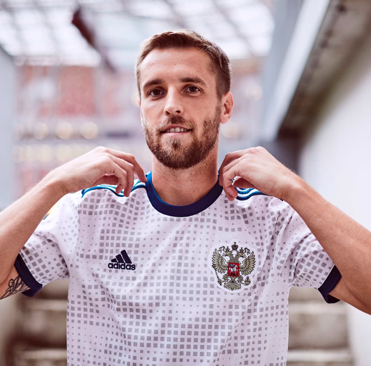 Los locales tendrán un jersey blanco con detalles en su fondo de pixeles.