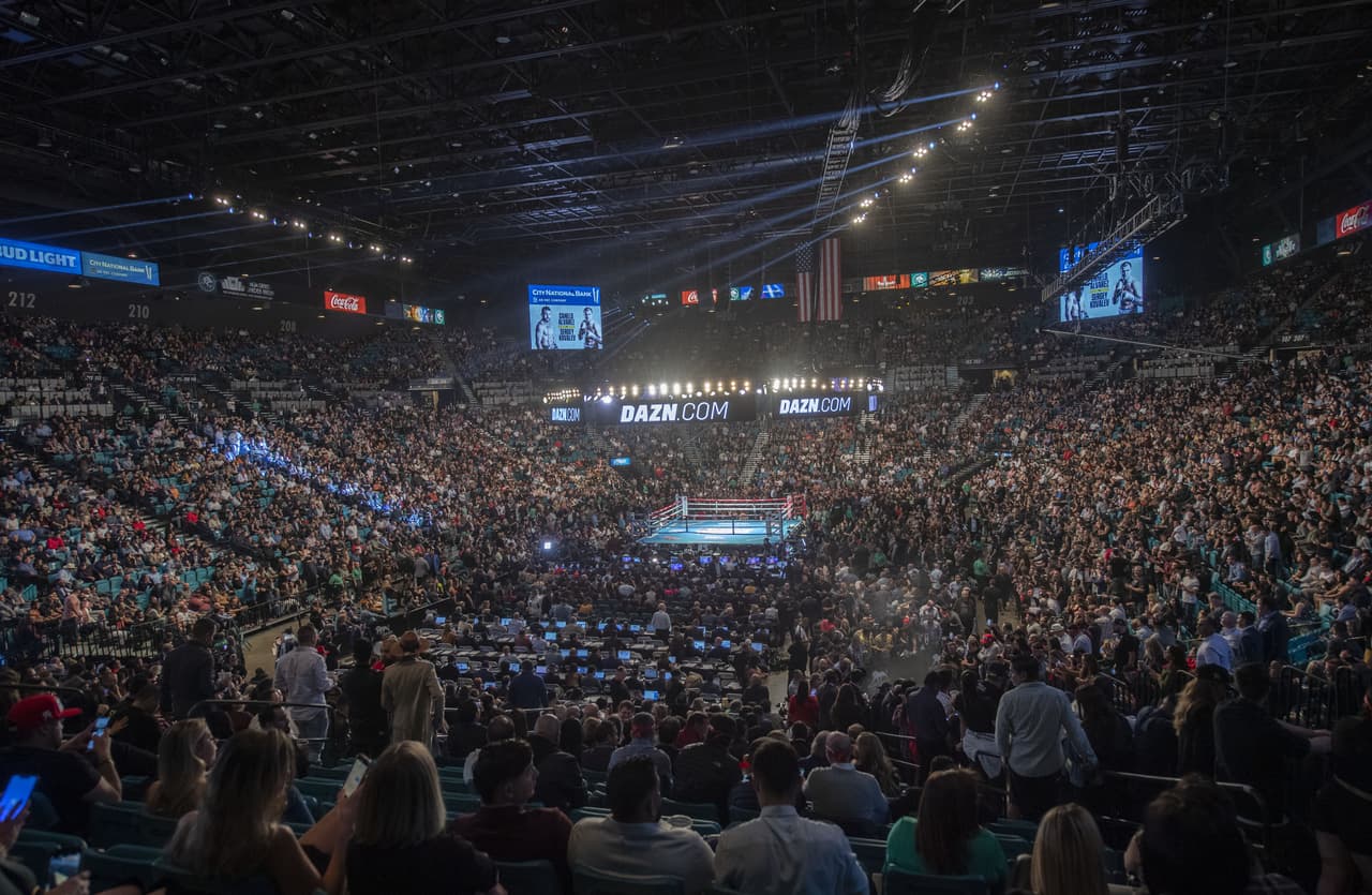 Todo el público se declara listo en el MGM Grand Garden Arena para presenciar la pelea por el título semipesado del OMB entre Saúl 'Canelo' Álvarez y Sergey Kovalev.