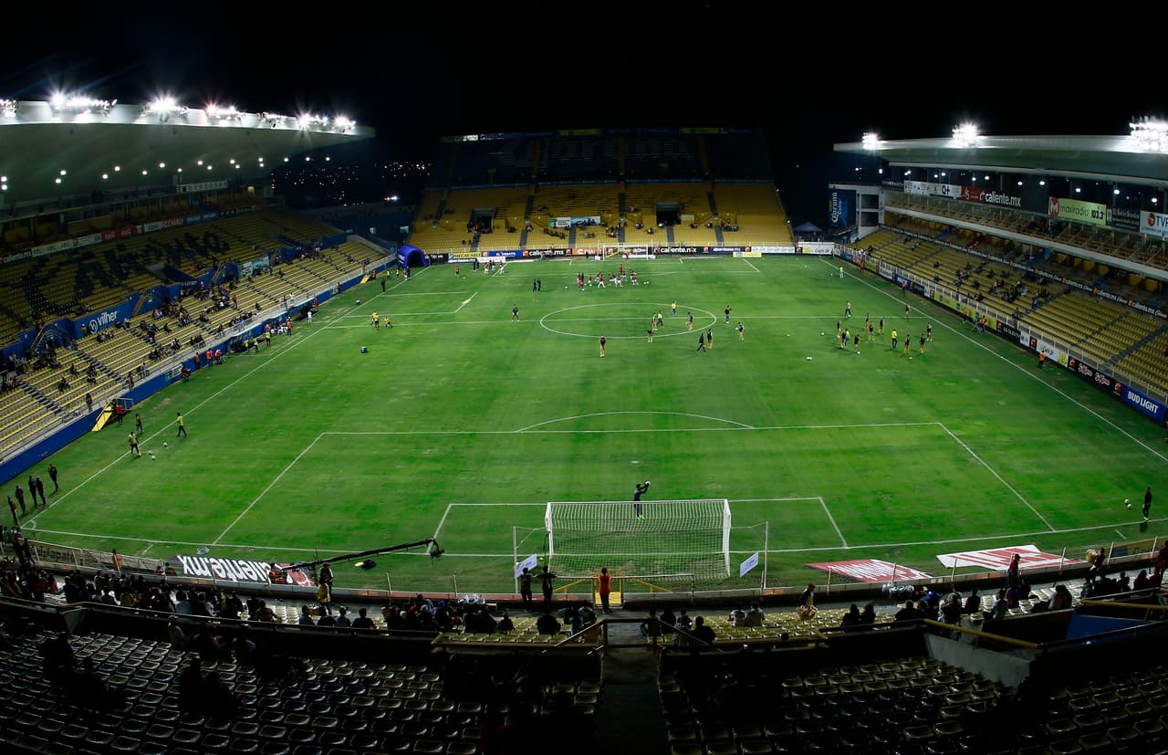 La cancha del Estadio Banorte sigue sin estar en su mejor estado, afectando en algunos sectores el ritmo del partido.