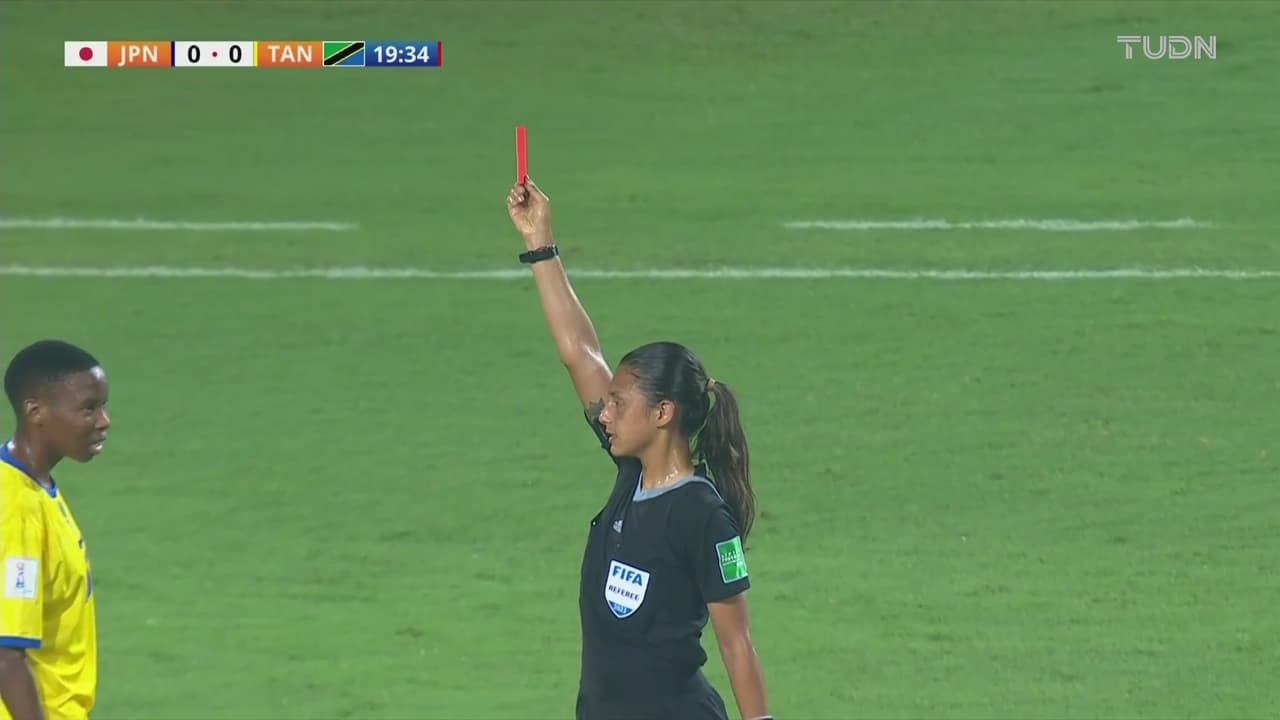 ¡A las regaderas! Neema Kiega ve la primera roja del Mundial