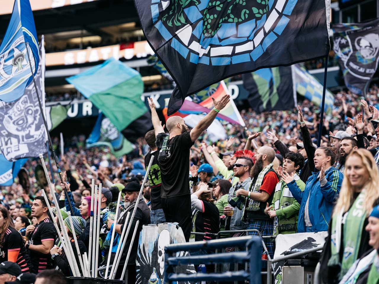 La afición del Sounders no deja de alentar a su equipo en todo momento.