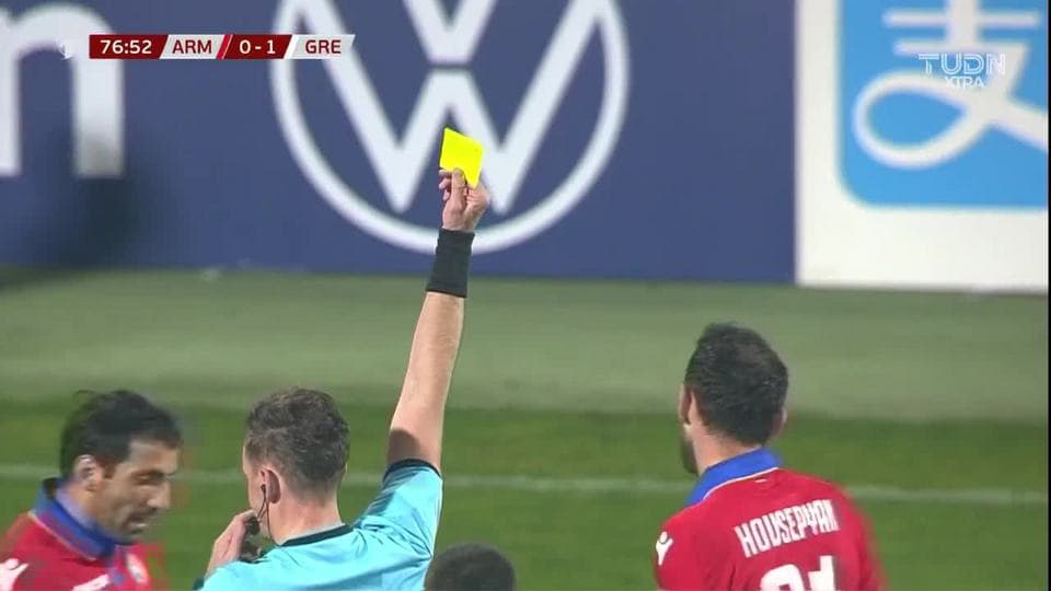 Tarjeta amarilla. El árbitro amonesta a Rumyan Hovsepyan de Armenia