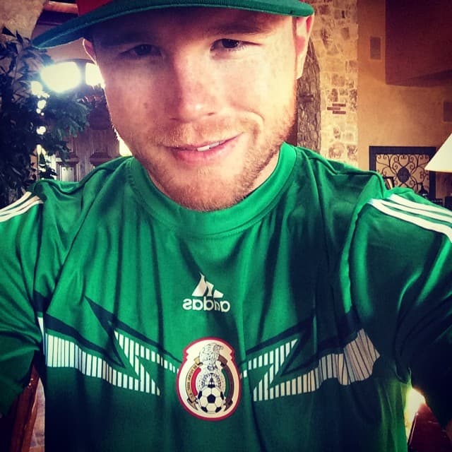 "Todo mexicano debe pensar en cosas chingonas, pero hacerlas, porque sentado no te van a llegar o no haciendo las cosas bien. Entonces hay que realizarlas, porque pensarlas, todo mundo", dijo Canelo.