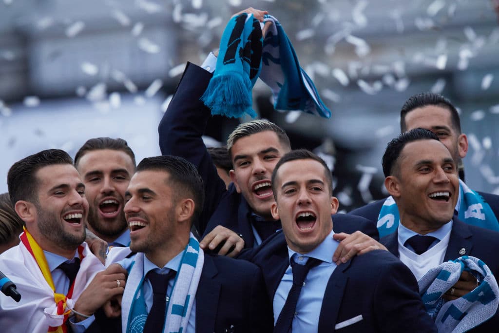 Navas, Isco, Nacho y sus compañeros festejando en todo lo alto mientras una lluvia de confeti cae sobre los integrantes del Real Madrid, el equipo más ganador en la historia de la Champions.