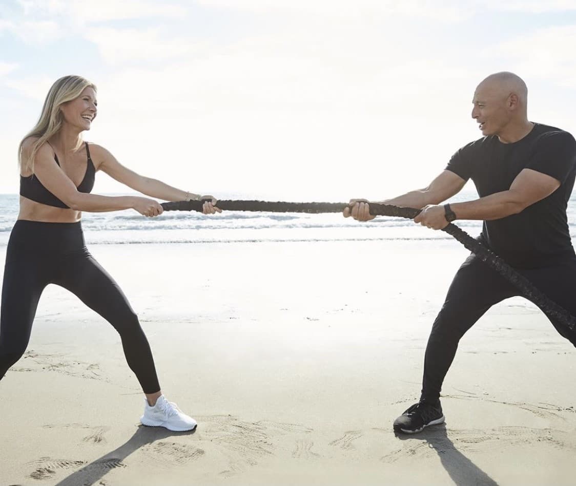 La talentosa actriz presume en sus redes sociales las rutinas que le pone su entrenador personal.