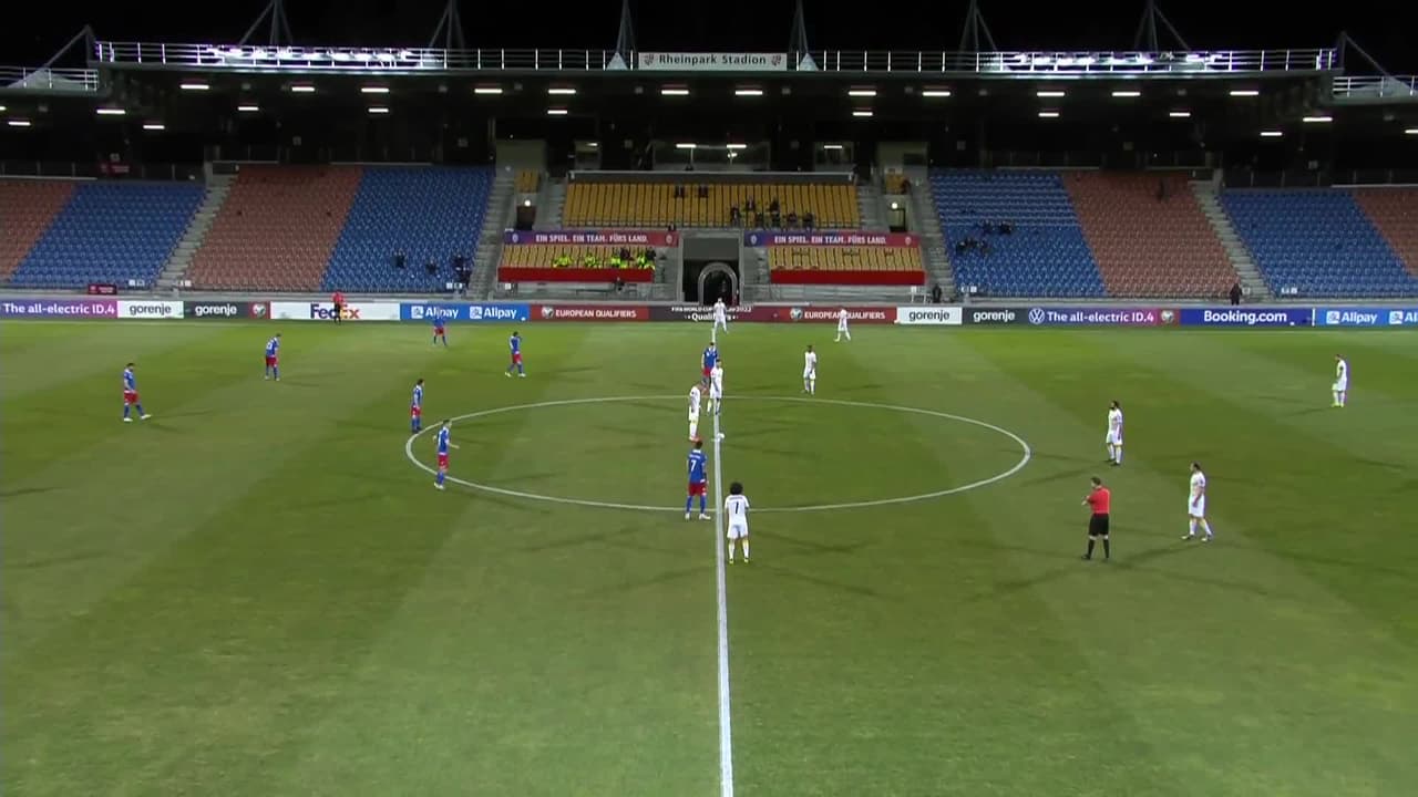 Arranca el partido y la pelota está en juego.